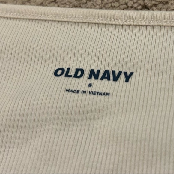 Old navy basic tee - Picture 2 of 3
